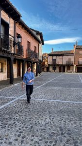 Álvaro en la Plaza Vieja de Saldaña.