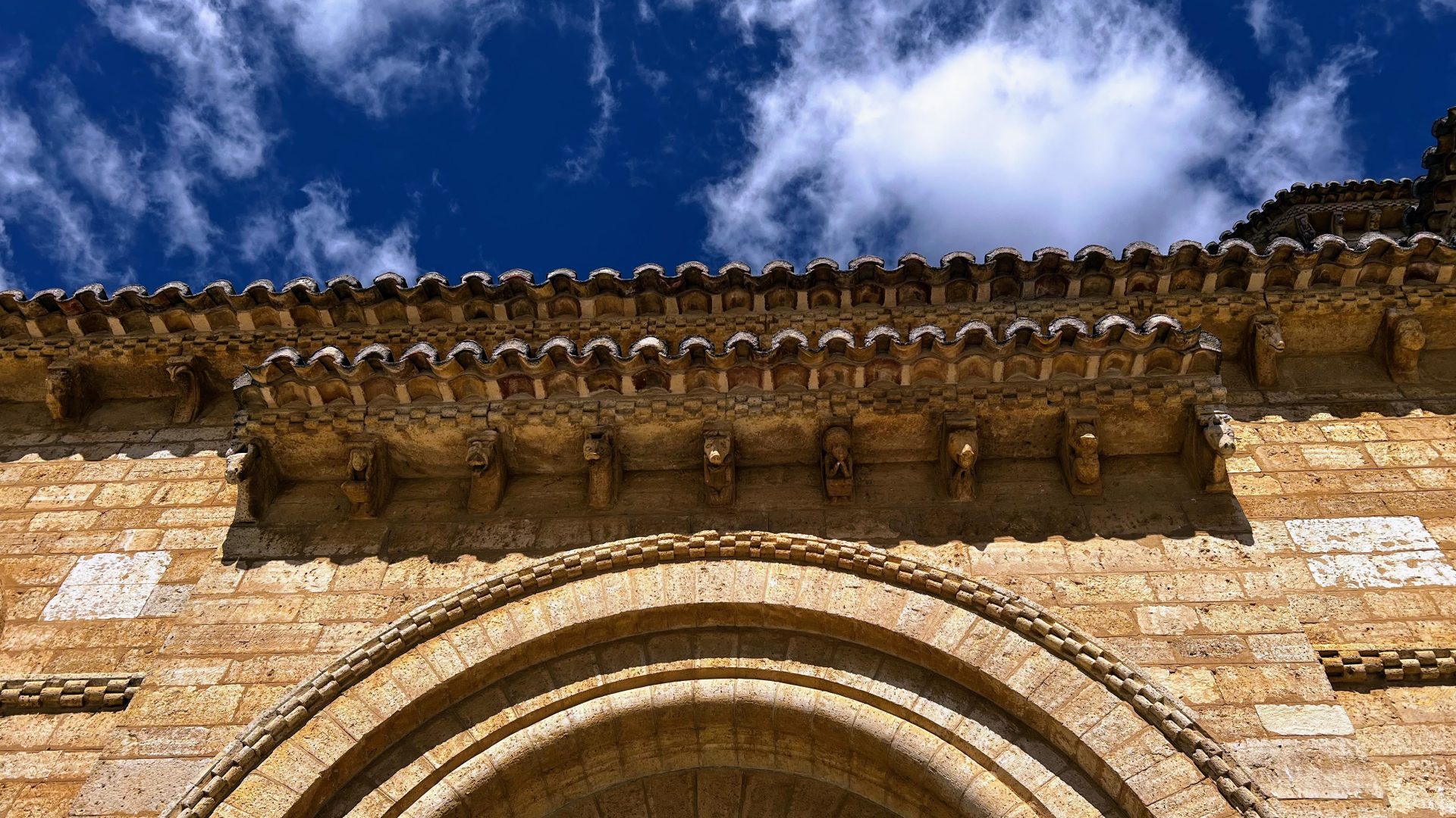 Canecillos de San Martín de Tours.