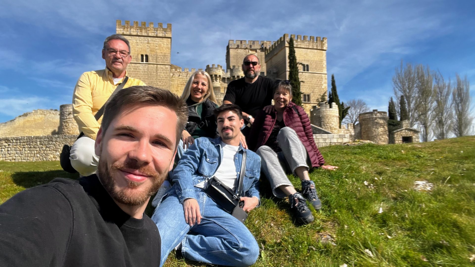 Familia PlanDviajero en el Castillo de Ampudia.