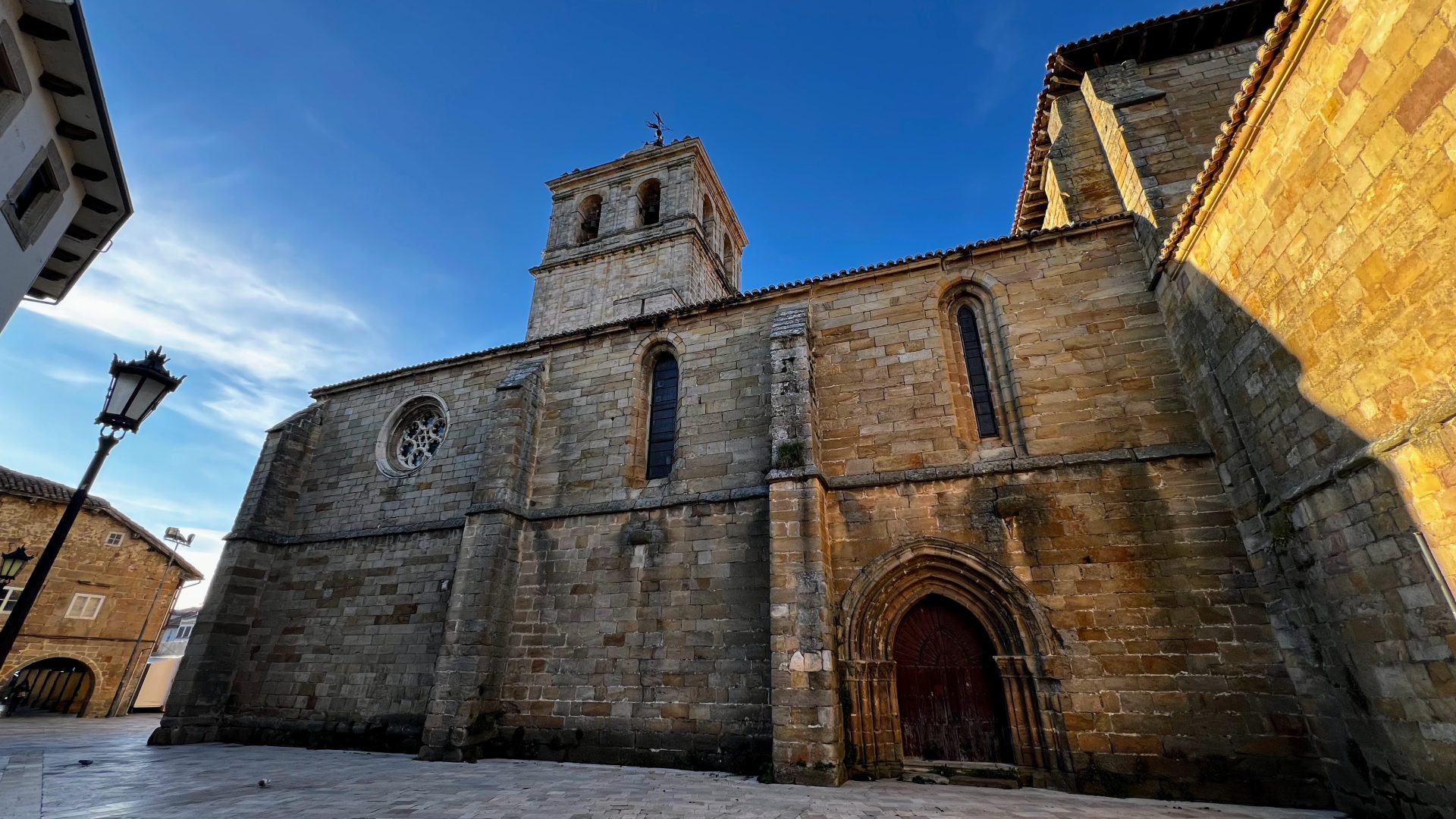 Lateral Colegiata de San Martín.