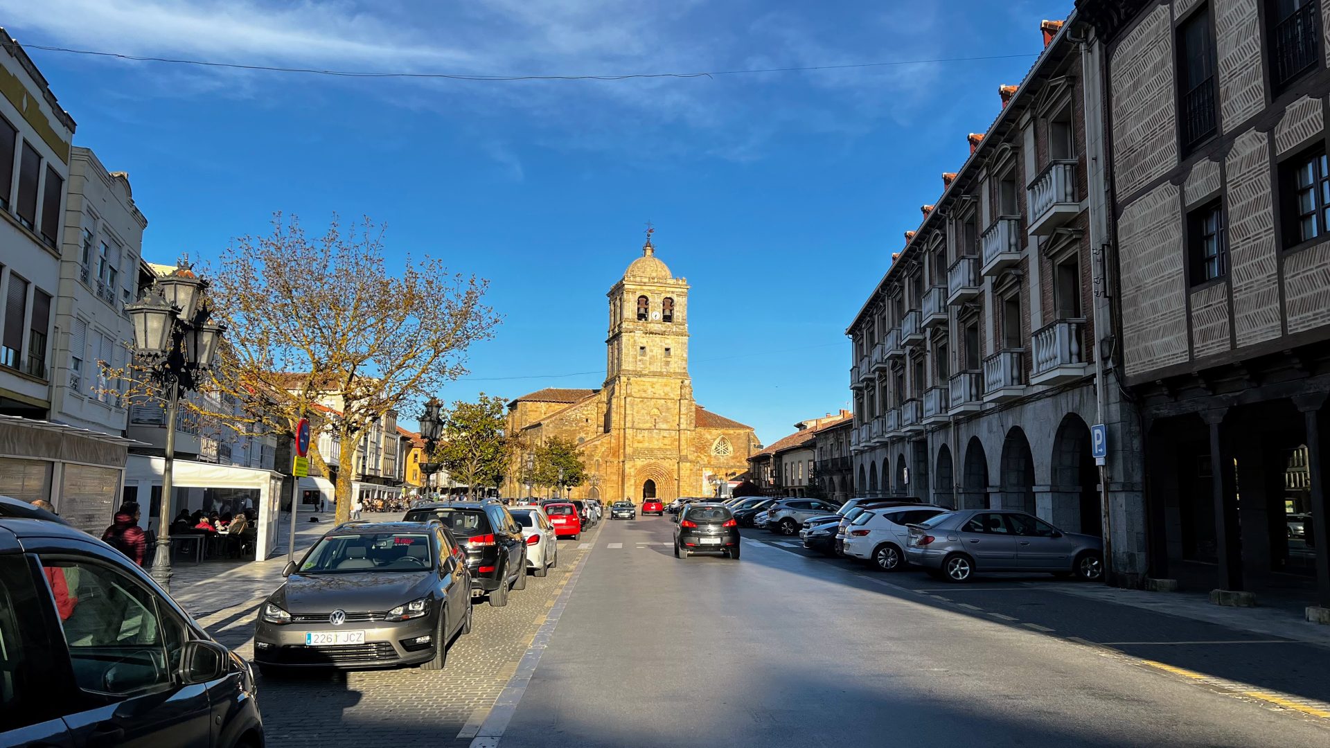 Plaza de España y Colegiata de San Miguel.