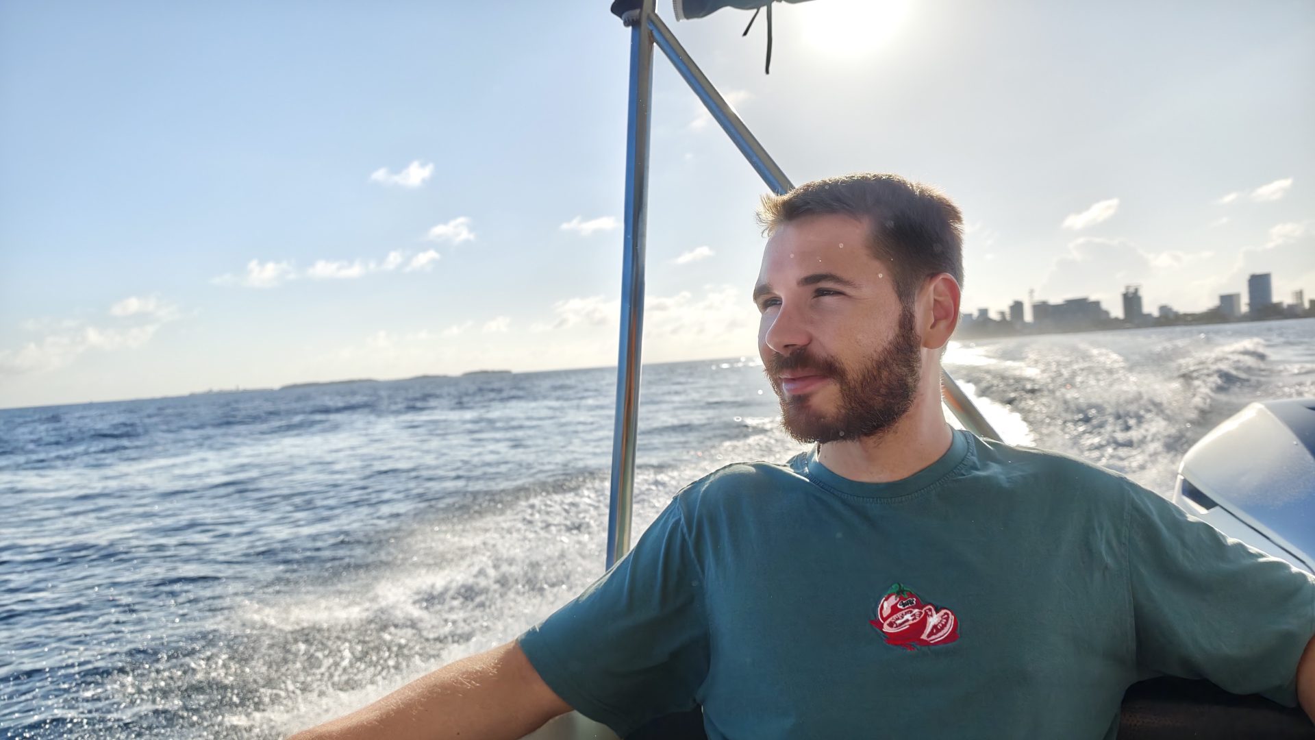 Aarón en la lancha rumbo a Digurah.