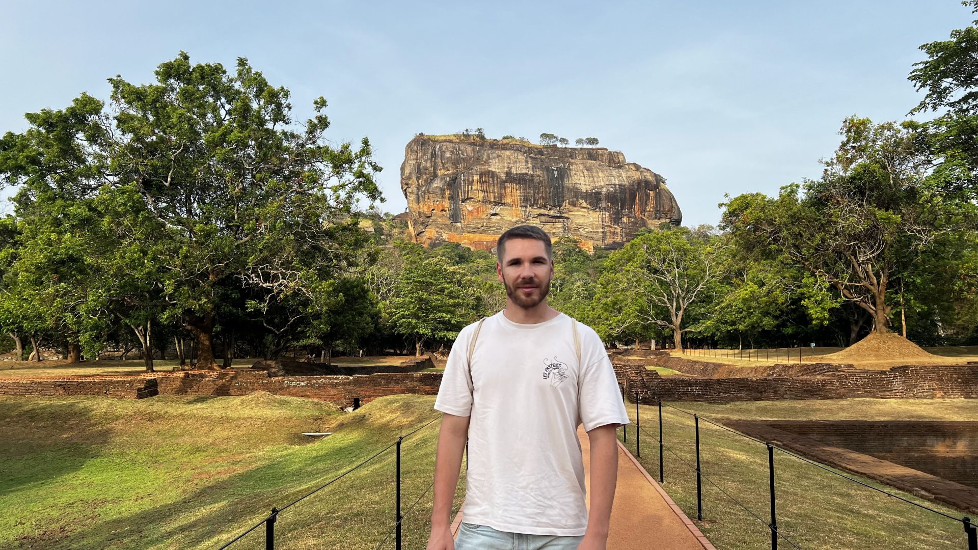 Aarón frente a Lions Rock, Sigiriya.