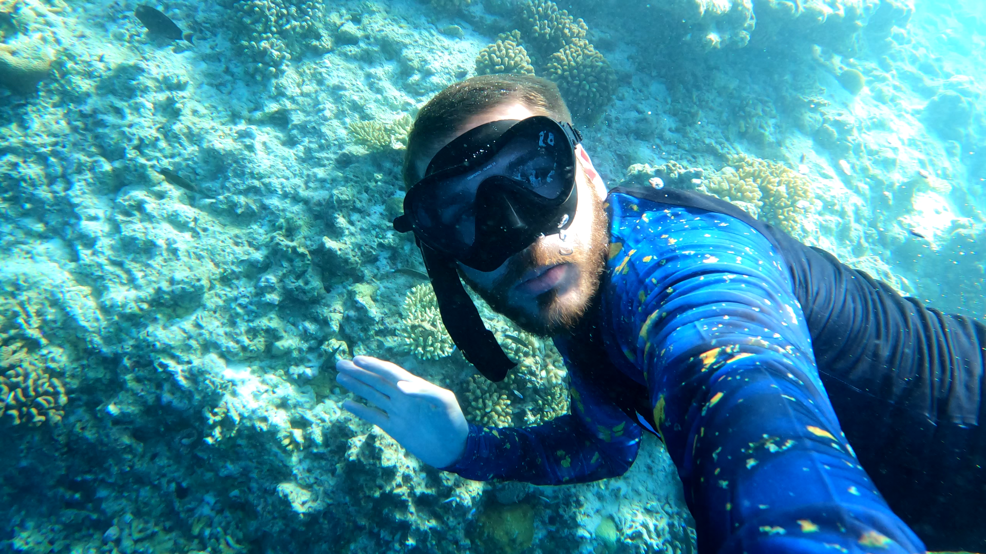 Aarón haciendo snorkel.