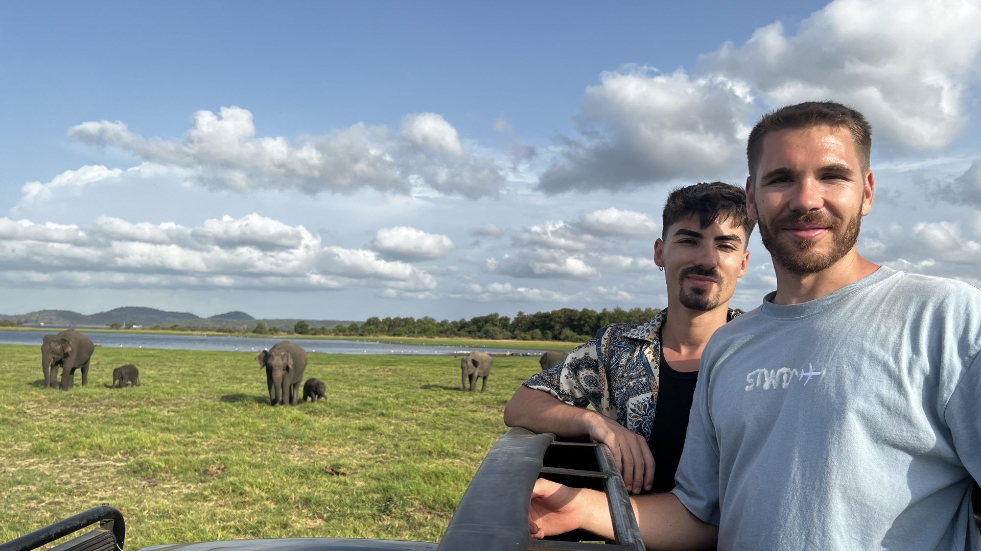 Álvaro y Aarón de safari en Minneriya.