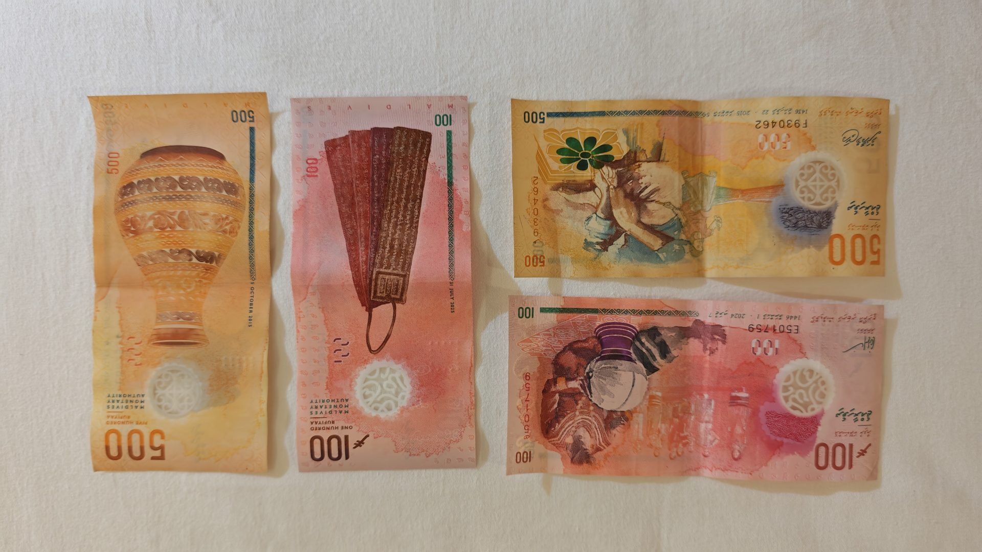 Billetes maldivos.