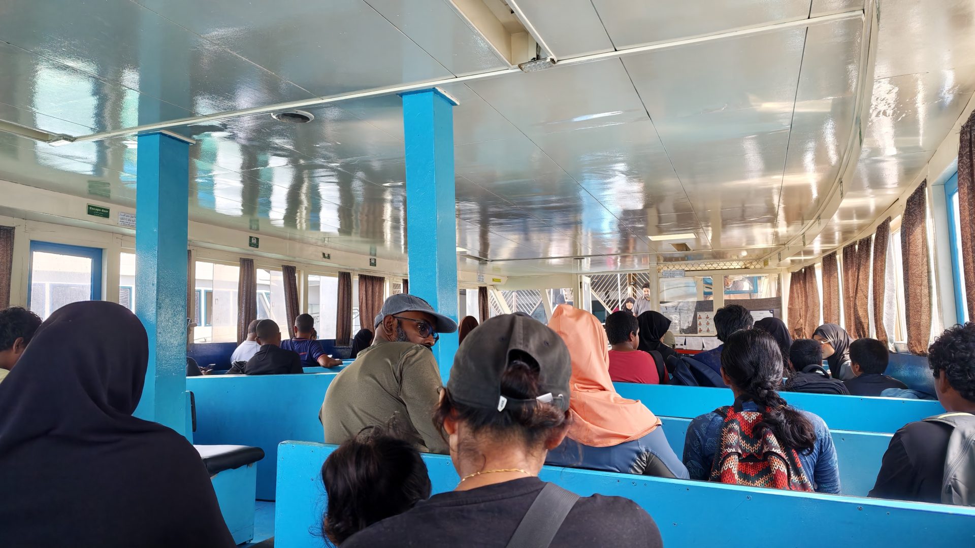 Interior ferry local de Maldivas.