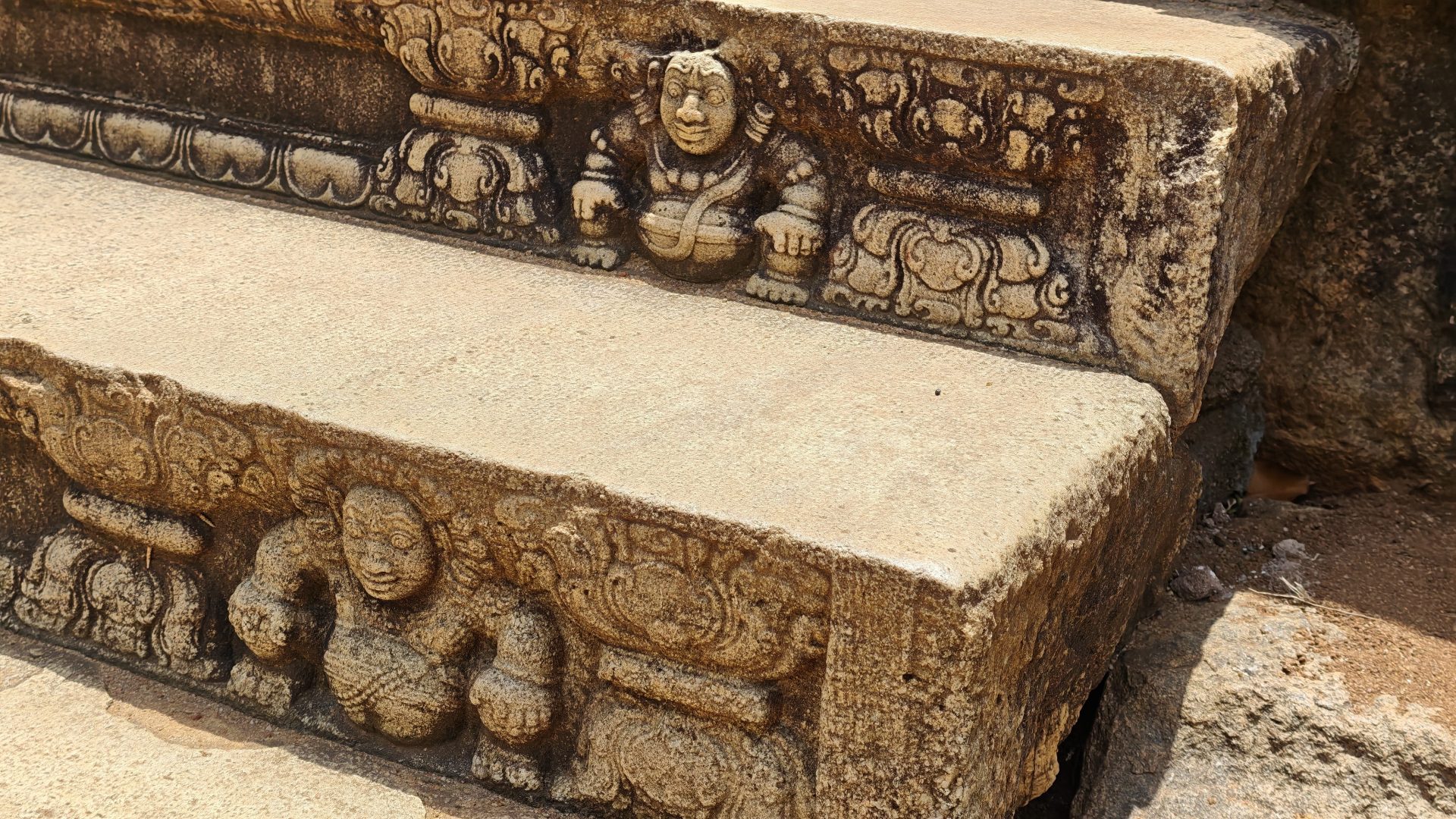 Peldaños de entrada decorados.