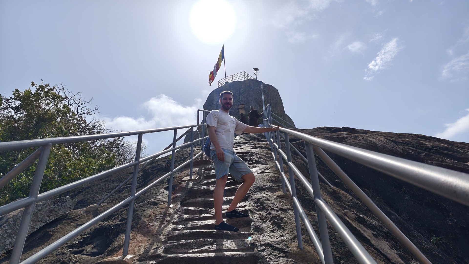 Subiendo a Mihintale Rock.