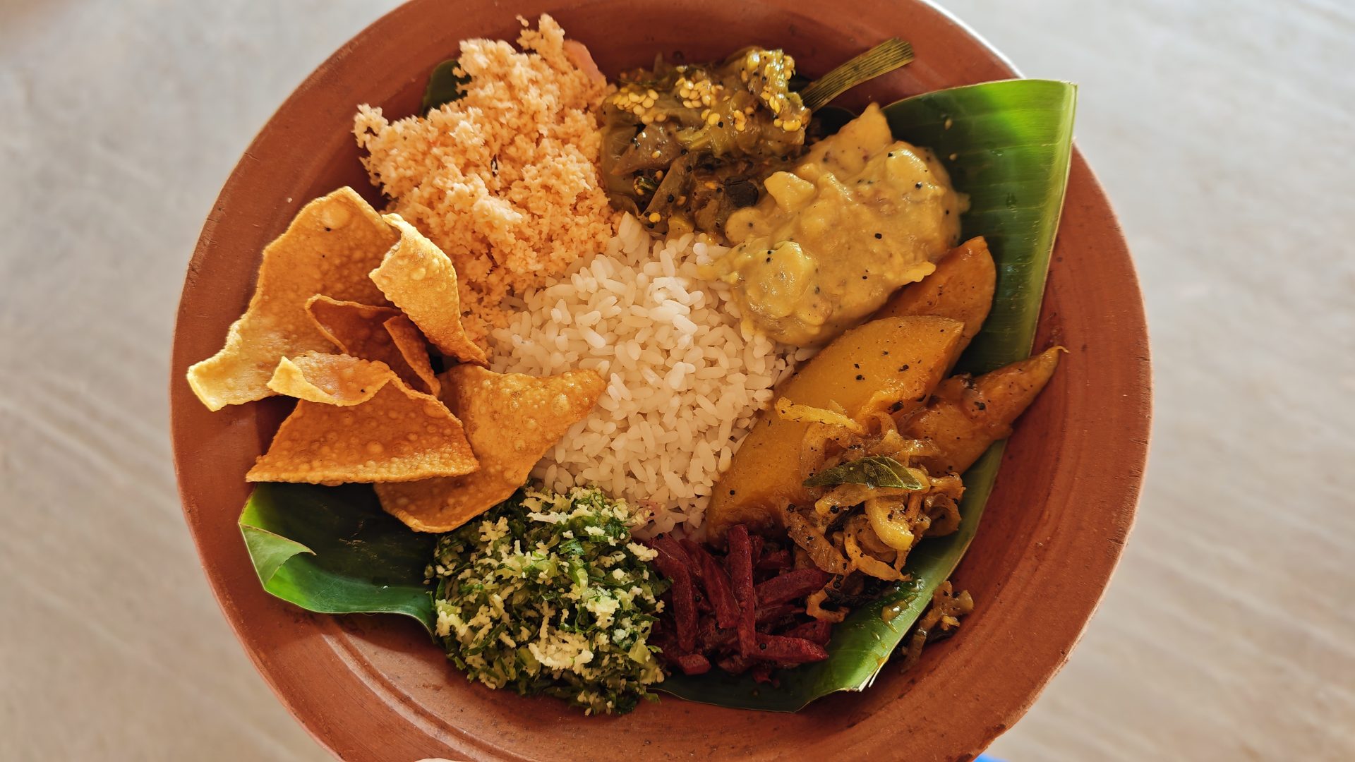 Arroz y curry srilankés cocinado por nosotros de forma tradicional