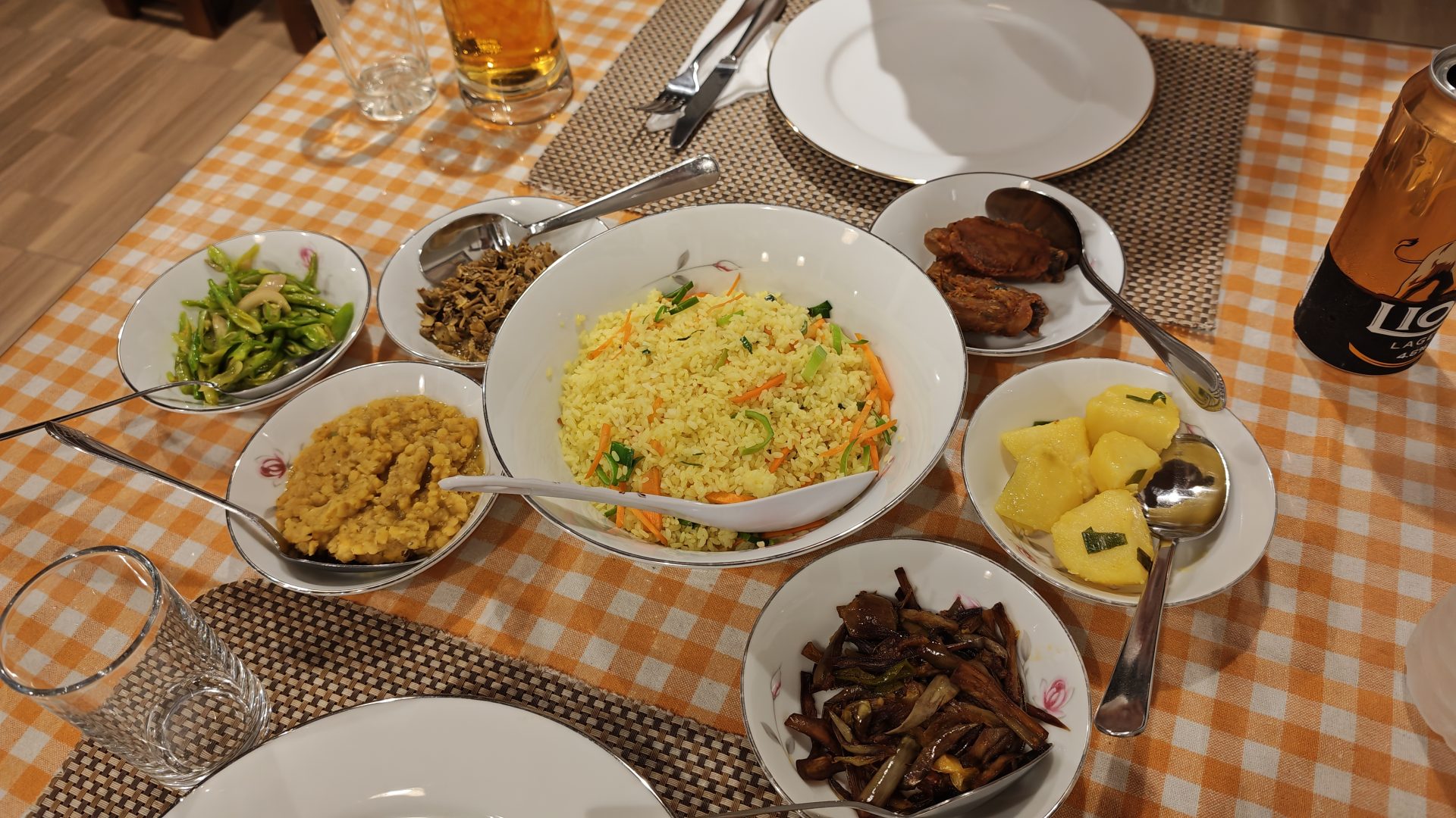 Arroz y curry, comida típica y plato nacional de Sri Lanka en Anuradhapura