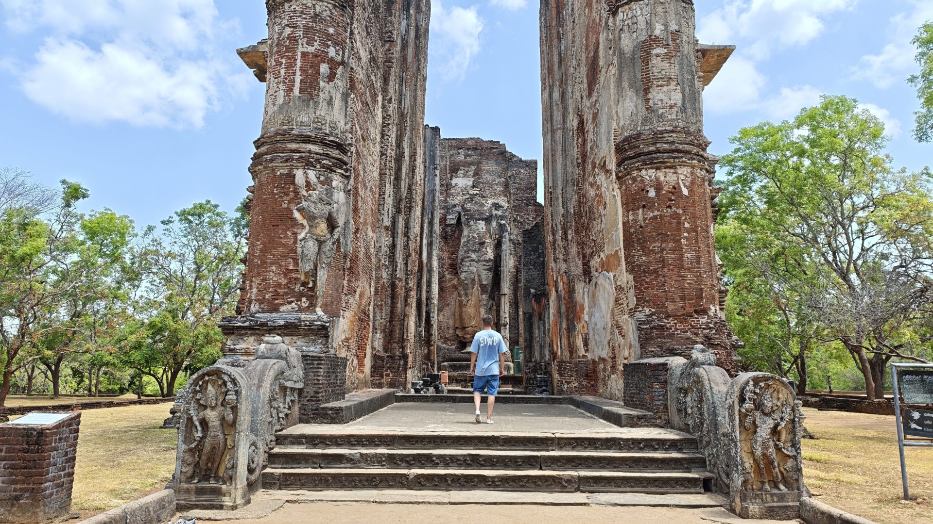 PlanDviajero flipando con Lankatilaka, Polonnaruwa, Sri Lanka