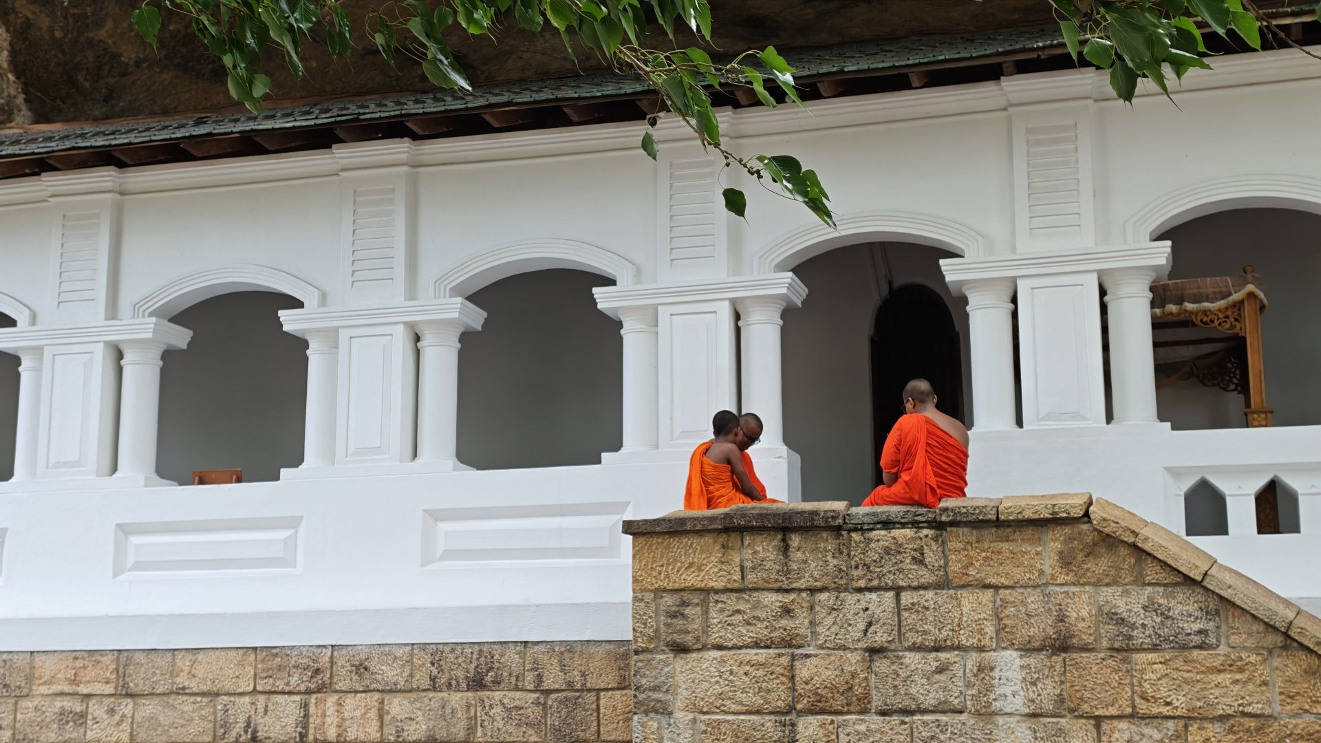 Monjes budistas en las Cuevas de Dambulla, Sri Lanka