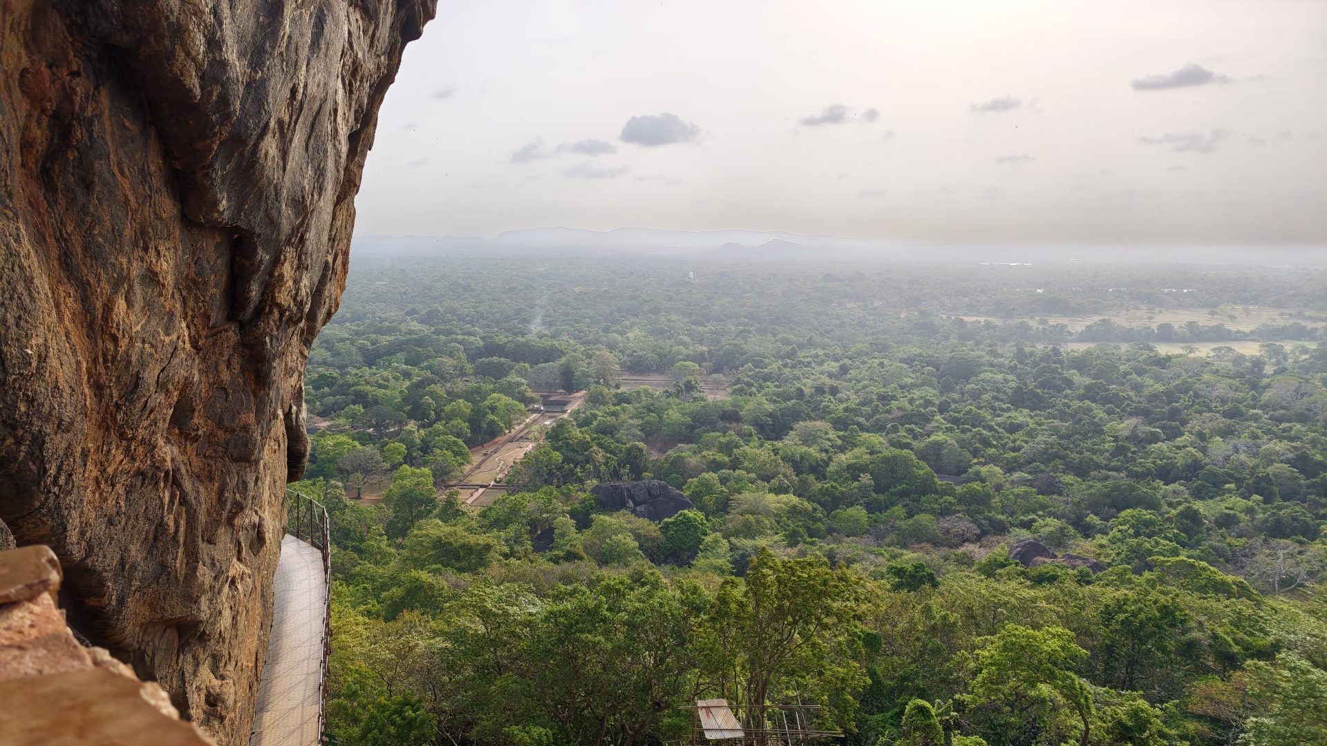 Vistas subiendo la Roca del León de Sigiriya, jardines y palacios